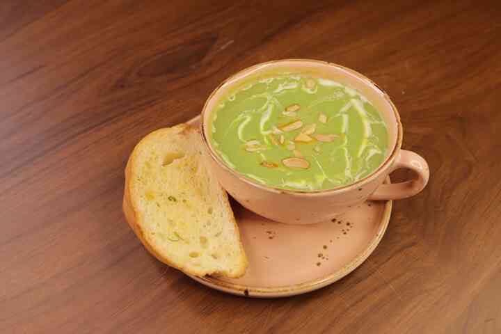 BROCCOLI AND ROASTED ALMOND SOUP
